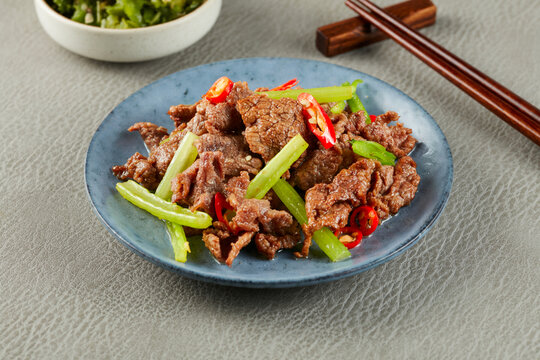 芹菜香干炒肉