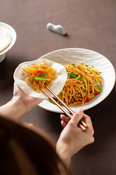 油渣土豆丝卷饼