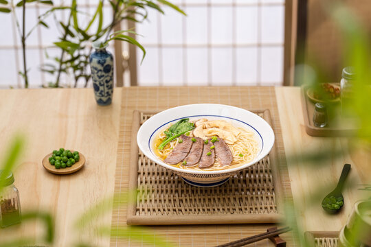 日式高级和风清汤牛肉面