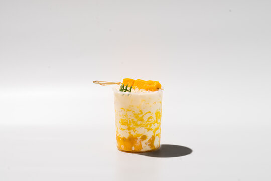 白底芒果西米露奶茶饮品