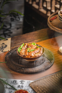 复古中式风格鲜卤肥肠火锅食材