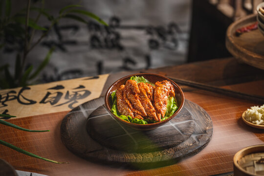 复古中式风格麻辣鸡尖火锅配菜