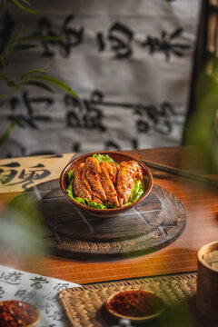 复古中式风格麻辣鸡尖火锅配菜