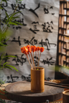 复古中式背景桌上容器中火锅串串
