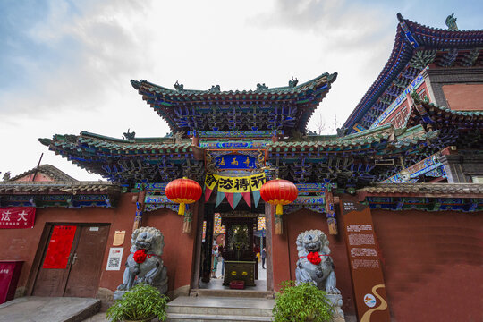 白塔山公园法雨寺