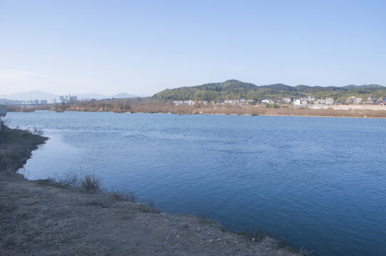 乡村小溪水面