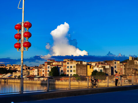 傍晚夕阳西下的景色引阿姨拍照