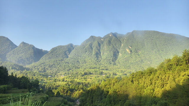 云朝山高山与绿植