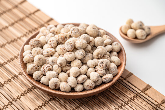 装在木盘里的新疆特产去皮油莎豆