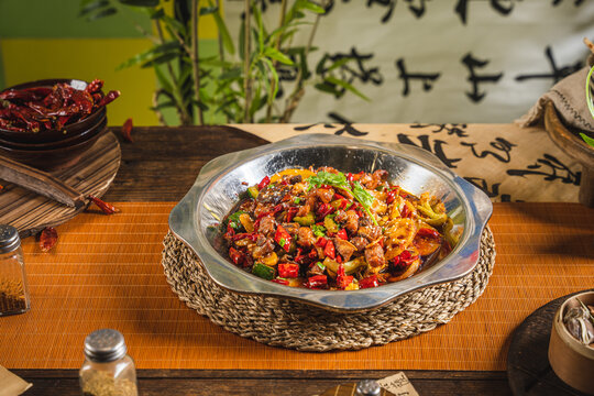 中式农家窗边餐桌上的麻辣干锅鸡