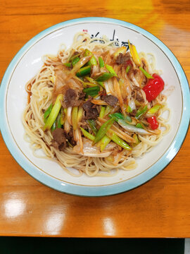 葱爆牛肉盖浇面