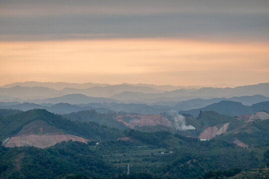 峰峦叠嶂