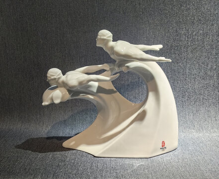 景德镇博物馆游泳陶瓷像