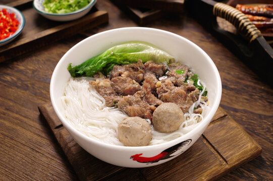 鲜牛肉肉丸粿条