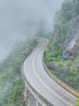 山腰上的公路