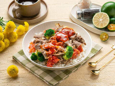 浇汁肥牛饭
