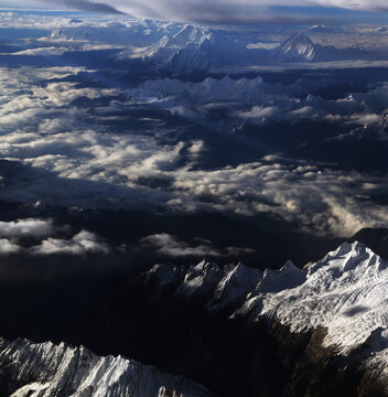 远眺雪山