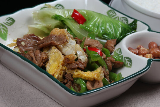 青椒拆骨肉炒鸡蛋饭