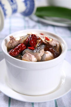 鲜人参炖鳄鱼肉
