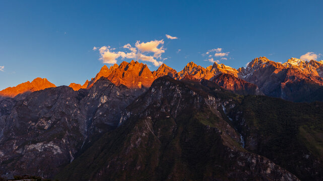 丽江虎跳峡玉龙雪山日照金山