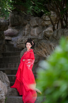 假山上的古装美女