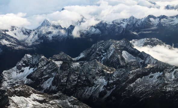 云蒸霞蔚的高山