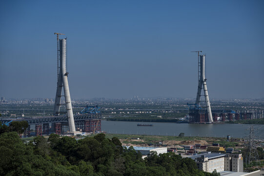 建设中的跨江大桥