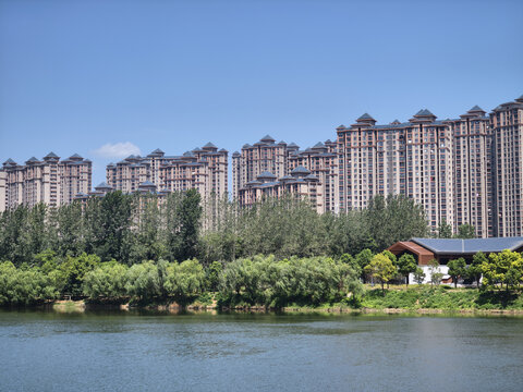 湖边建筑群