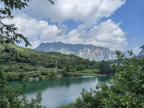 蓝天白云山间的水