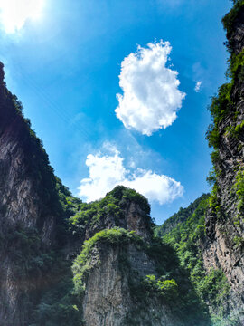 蓝天白云山间