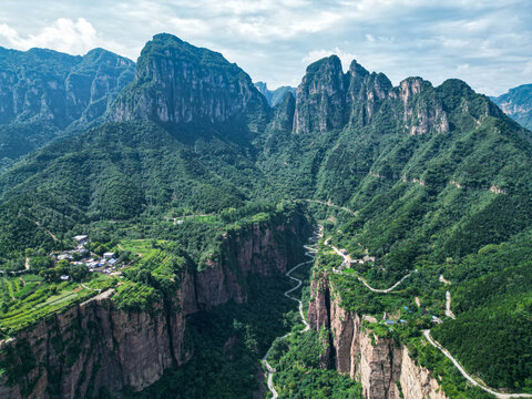 巍巍太行山十八湾山路