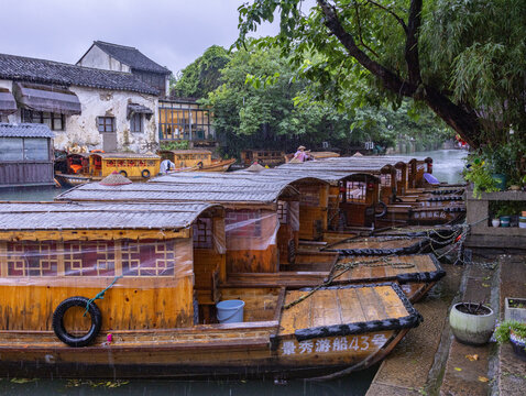 苏州平江路雨中游船