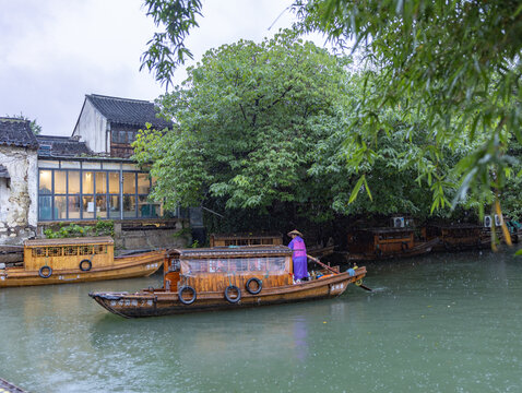 苏州平江路雨中游船