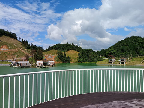 湖畔观景台