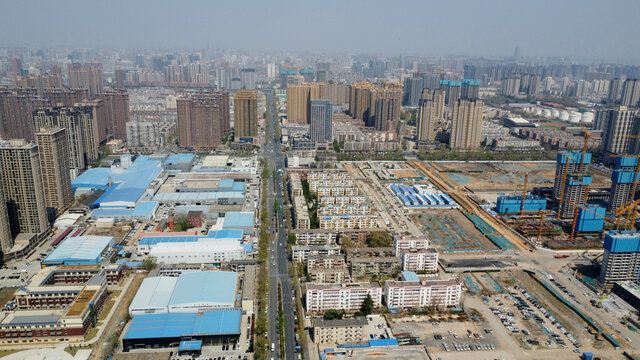 俯瞰城市上空