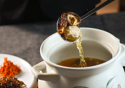 松茸菌老鸡汤
