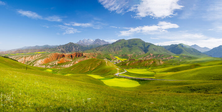 青海祁连县卓尔山全景风光