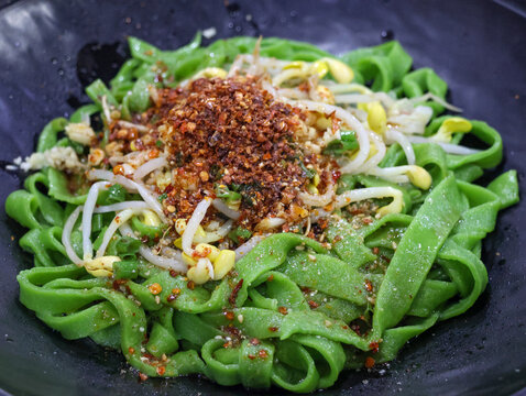 油泼菠菜面