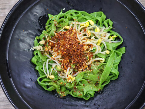 油泼菠菜面
