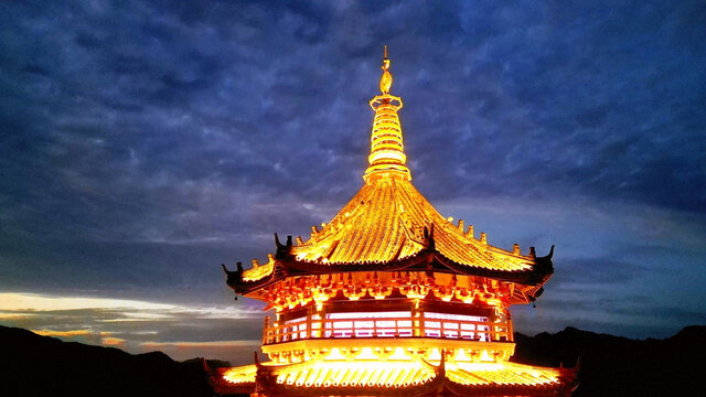 文严塔塔顶金光