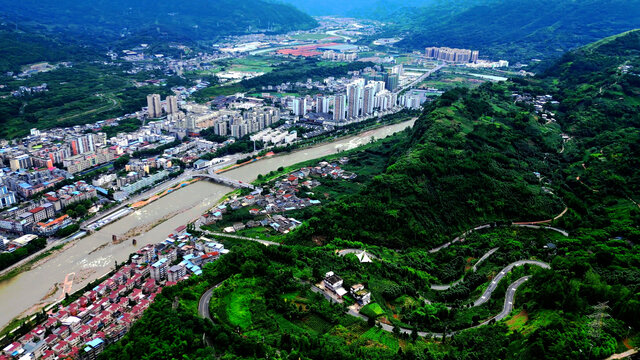 荥经县城上游工业区兰家山盘山路