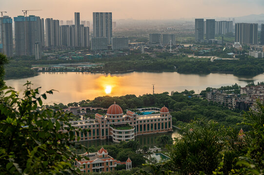 晨光下的顺峰山华侨城华桂园