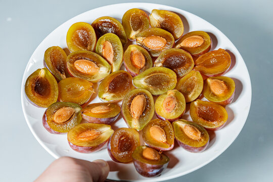西梅白底素材棚拍特写