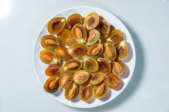 西梅白底素材棚拍特写