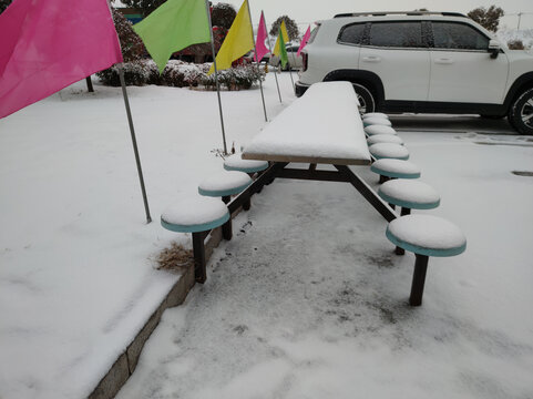 餐桌积雪