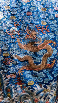 清代石蓝缎地绣五爪金龙袍