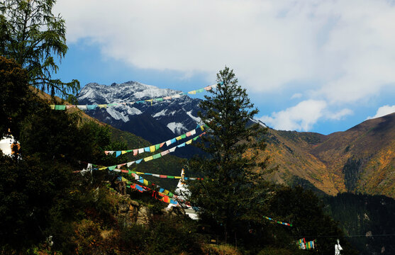 雪山下的经幡