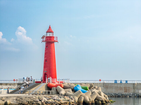 海港防波堤上的灯塔