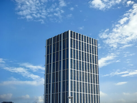 写字楼办公楼蓝天下的建筑