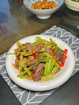 芹菜炒牛肉